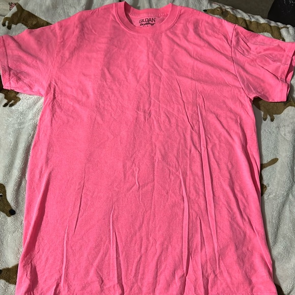 Hot pink Gildan tshirt - Picture 1 of 2
